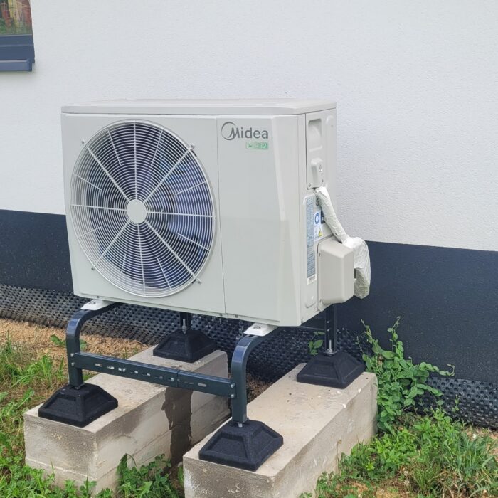 Montaż pompy ciepła jednostka zewnętrzna przy budynku – Wiśniowa